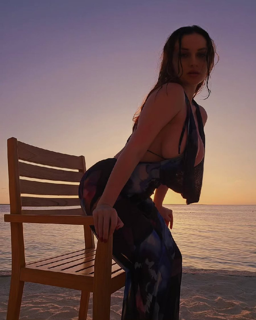 Sexy girl Miranda Faith nude in Huaihua