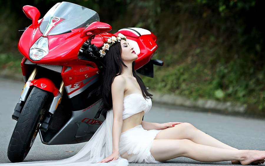 Beautiful girls and motorcycles in Huaihua